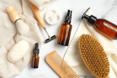 Erkekler için banyo aksesuarları ve tıraş aletleri. Düz yerde, üst tarafta. SPA doğal organik kozmetik ürünleri, çevre dostu banyo malzemeleri..