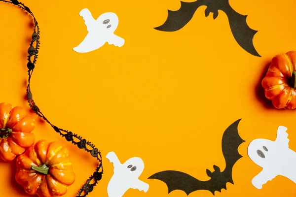 Concetto Halloween Con Zucche Pipistrelli Fantasmi Nastro Nero Sfondo Arancione — Foto Stock