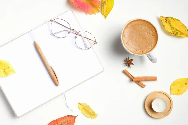 Composizione Laica Piatta Con Taccuino Carta Bicchieri Foglie Cadute Autunno — Foto Stock