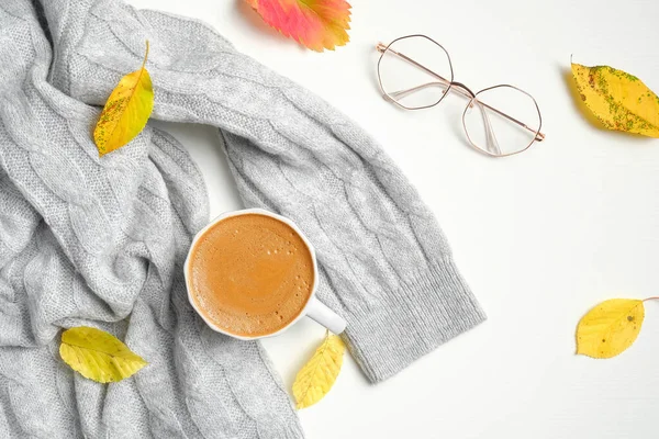 Xícara Café Suéter Malha Folhas Caídas Óculos Mesa Branca Outono — Fotografia de Stock