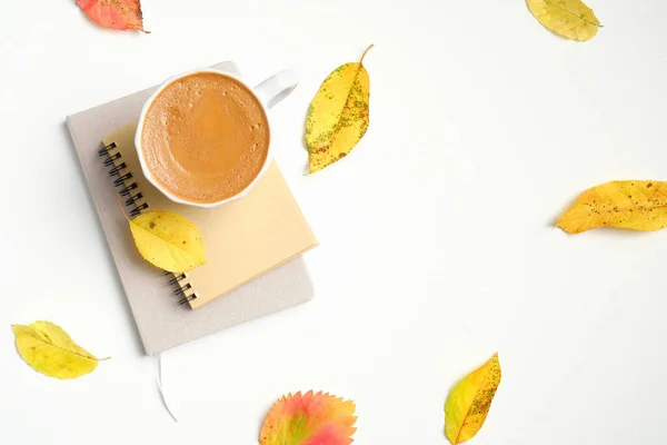 Composición Plana Con Hojas Caídas Taza Chocolate Caliente Cuaderno Papel — Foto de Stock