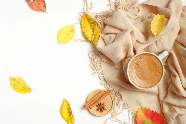 平躺在秋天的构图与一杯热巧克力 米色围巾 落叶白色背景 秋天的早晨桌上有咖啡 — 图库照片