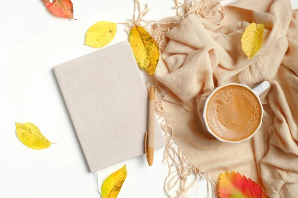 Quaderno Carta Penna Tazza Caffè Caldo Sciarpa Beige Foglie Cadute — Foto Stock