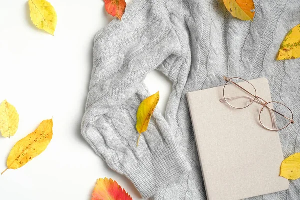 秋天女性工作空间与落叶 日记和眼镜 平铺写作美博客 头版头条 舒适的工作空间 — 图库照片