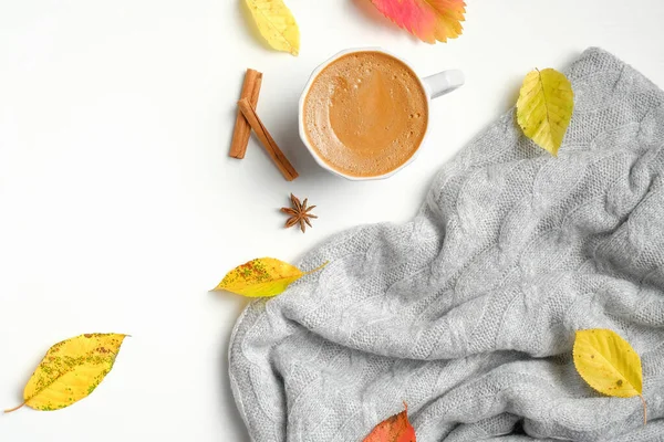 平躺在秋天的构图与一杯咖啡 女式时装毛衣 肉桂棒 落叶白色背景 舒适舒适的家庭办公空间的概念 顶视图 — 图库照片