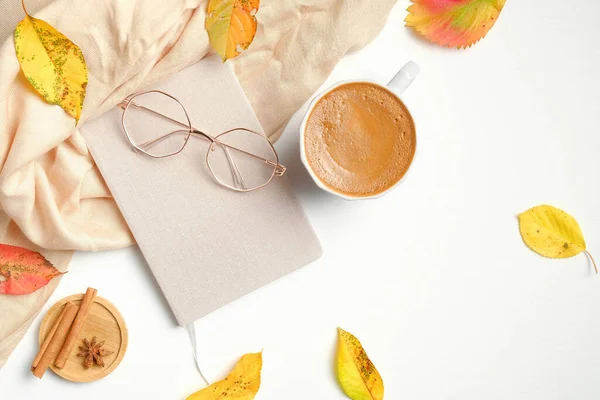 Επίπεδη Φθινοπωρινή Σύνθεση Πρωινή Κούπα Καφέ Πεσμένα Φύλλα Γυναικεία Γυαλιά — Φωτογραφία Αρχείου