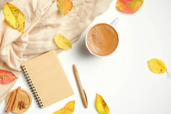 秋天的作文 女式工作空间 有纸笔记本 咖啡杯 肉桂棒 米色围巾白色背景 Hygge舒适的家庭写字台平躺在地上 俯瞰四周 — 图库照片