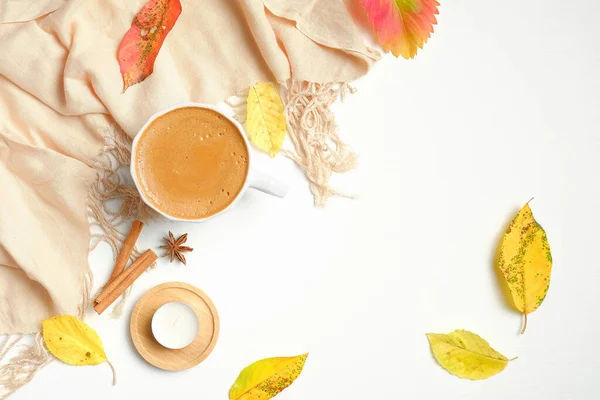 秋天的作文 一杯咖啡 米色的女性围巾 干枯的叶子 白色木制桌子上的蜡烛 秋天舒适的家 舒适的家 充盈的概念 平躺在地上 — 图库照片