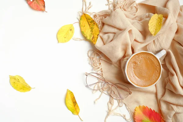秋天平铺着作文 清晨一杯咖啡 米色的女性围巾 落叶在白色的木制背景上 秋天的概念 顶视图 — 图库照片