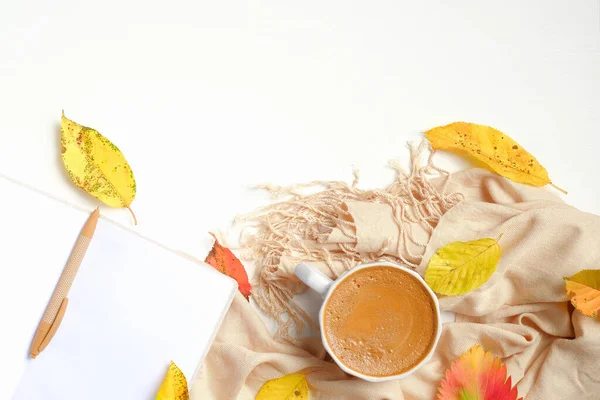 Spazio Lavoro Femminile Autunnale Con Carta Quaderno Sciarpa Beige Tazza — Foto Stock