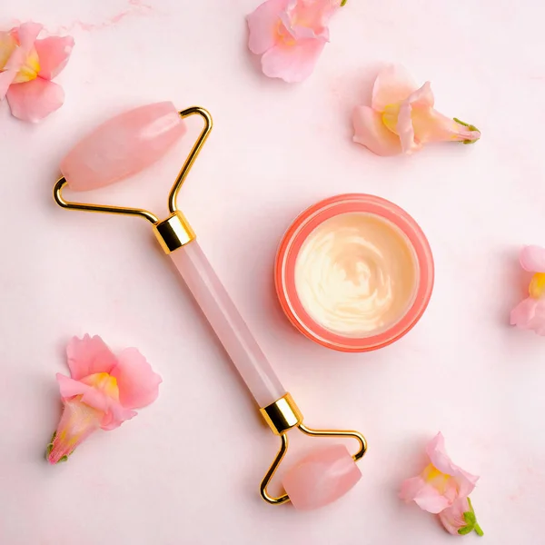 Rodillo Facial Crema Cosmética Sobre Fondo Rosa Concepto Cuidado Piel —  Fotos de Stock