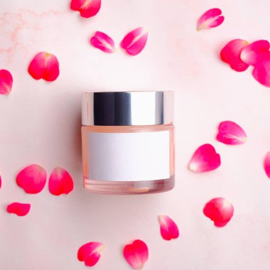 Pembe yapraklı kozmetik krema kavanozu. Güzellik ürünü ambalaj tasarımı. Düz yatış, üst görünüm.