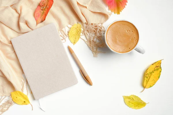 Espacio Trabajo Femenino Otoñal Con Cuaderno Papel Hojas Caídas Bufanda — Foto de Stock