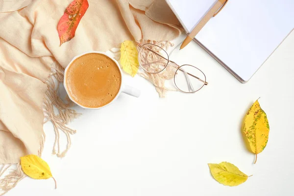 Spazio Lavoro Autunnale Con Foglie Secche Tazza Caffè Maglione Maglia — Foto Stock