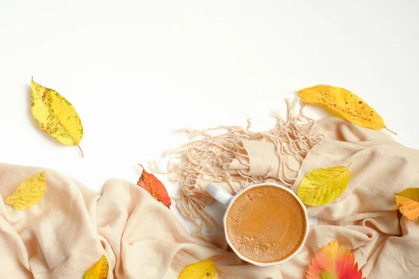 Cornice Autunnale Foglie Cadute Sciarpa Beige Tazza Caffè Sfondo Bianco — Foto Stock