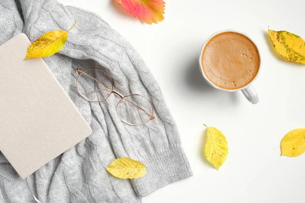 Spazio Lavoro Autunnale Con Foglie Secche Tazza Caffè Maglione Maglia — Foto Stock