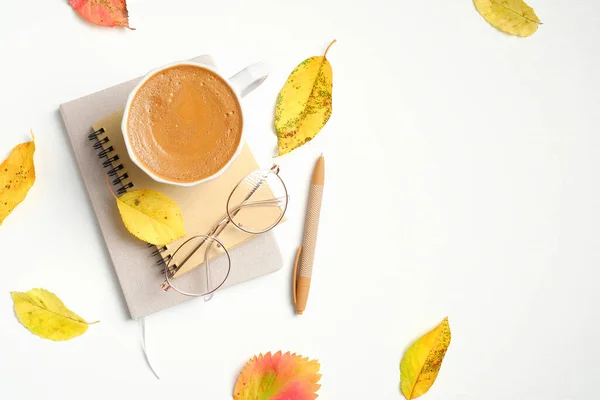 Mesa Outono Com Folhas Caídas Xícara Café Cadernos Papel Caneta — Fotografia de Stock