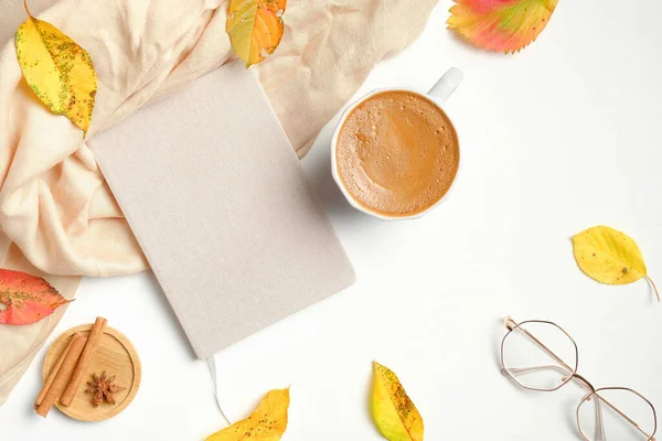 Jesień Jesień Koncepcja Kompozycja Płaska Leżała Papierowym Zeszytem Filiżanką Kawy — Zdjęcie stockowe