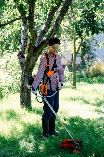 Hembra Jardinero Corta Hierba Jardín Con Cortador Cuerdas Concepto Trabajo —  Fotos de Stock