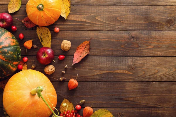 Composición Otoño Calabazas Hojas Caídas Manzanas Bayas Rojas Nueces Mesa — Foto de Stock