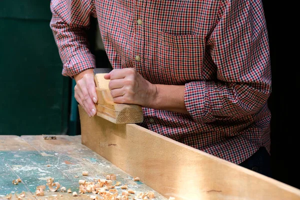 木匠女工的手在木工车间里用木板刨床 木工概念 — 图库照片