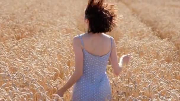 Hermosa Mujer Joven Con Vestido Azul Está Corriendo Través Del Video de stock libre de derechos