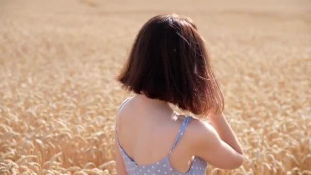 Junge Schöne Kaukasische Frau Kehrt Zurück Und Lächelt Mädchen Posiert — Stockvideo