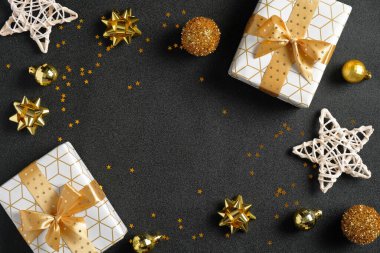 Lüks hediye kutuları, altın parıltılı süslemeler, yıldızlar, konfetiler. Noel, kış, yeni yıl konsepti. Düz yatıyordu, üstten, yukarıdan.