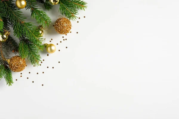 Lapos Fektetett Karácsonyi Kompozíció Karácsonyfa Díszített Arany Golyók Konfetti Fehér — Stock Fotó