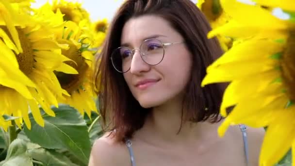 Retrato Cerca Una Joven Mujer Caucásica Gafas Mirando Hacia Arriba Fotografías de stock