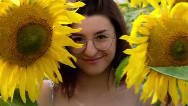 Retrato Una Hermosa Joven Morena Mirando Hacia Cámara Sonriendo Feliz Fotografías de stock