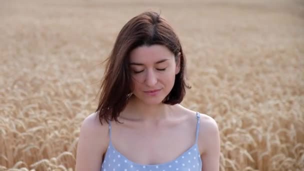 Portrait Belle Jeune Femme Brune Levant Les Yeux Vers Caméra — Video