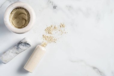 Ayurvedik yüz maskesi, mermer masada Ubtan maske malzemeleri. Doğal cilt bakımı kozmetik