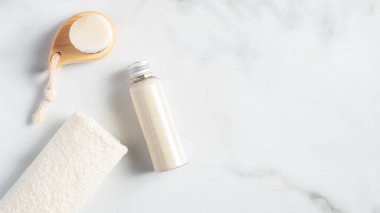 Ubtan yüz maskesi, mermer masada temizlik fırçası ve havlu. Doğal cilt bakımı kozmetik paketi. Yukarıdan görüntüle.