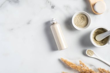 Ubtan yüz maskesi malzemeleri, pudra, mermer masada yüz temizleme fırçası. SPA doğal kozmetik seti.