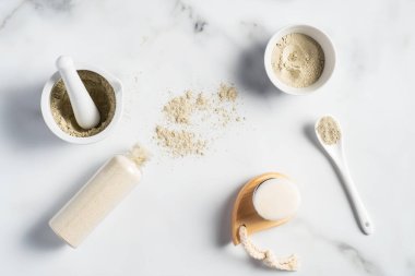 Ayurvedic yüz maskesi, Gram unu / besan kullanarak, kâselerde haldi ubtan, temizlik fırçası, fırça. Yüz bakımı konsepti.