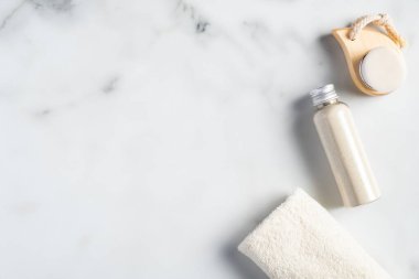 SPA doğal kozmetik seti. Mermer masada Ubtan yüz maskesi, havlu ve yüz temizleme fırçası.