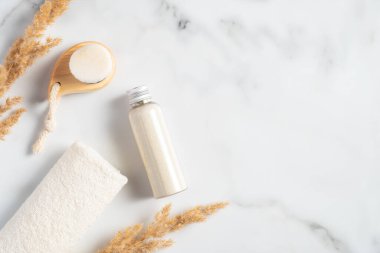 Ayurvedik ubtan yüz ve vücut maskesi, havlu, mermer arka planda temizlik fırçası ile SPA kozmetik seti. Cilt bakımı kavramı.