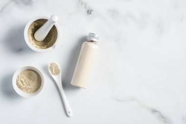 Ubtan yüz maskesi malzemeleri mermer masada. Doğal cilt bakımı kozmetik paketi. Yukarıdan görüntüle.