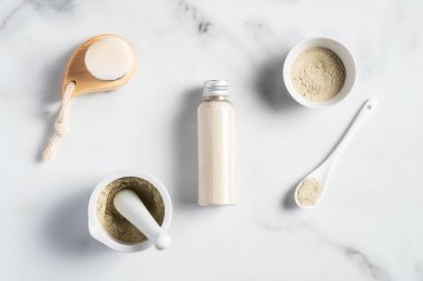 Ayurvedic yüz maskesi. Gram unu / besan, kâsede haldi ubtan, mermer masada fırça ve temizlik. Organik SPA güzellik ürünü.