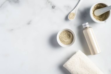 Mermer zemin üzerinde ayurvedik yüz ve vücut paketleri. Ubtan yüz maskesi hazırlığı. SPA organik kozmetik ürünleri, yüz bakımı konsepti.