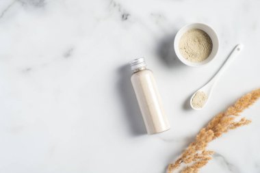 Ayurvedic yüz maskesi. Gram unu / besan kullanılıyor. Kâseye yerleştirilmiş haldi ubtan. Doğal SPA kozmetikleri.