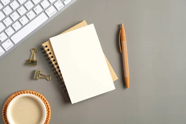 Moderne Werkruimte Met Blanco Papieren Notitie Notitieboekje Pen Toetsenbord Koffiebeker — Stockfoto