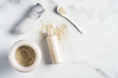 Ubtan yüz maskesi malzemeleri mermer masanın üzerinde. Düz yerde, üst tarafta. Doğal organik kaplıca güzellik ürünü.