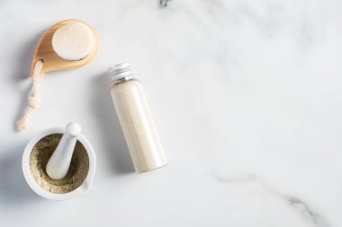 Ubtan doğal yüz maskesi hazırlığı. Ev yapımı kozmetik. Üst manzara, düz uzanma.