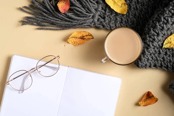 秋天平铺着作文 顶部看女性工作空间与咖啡杯 空白纸笔记本 针织格子布 舒适的家庭写字台 时尚风格 — 图库照片