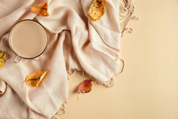 Flatlay Φθινοπωρινή Σύνθεση Φλιτζάνι Καφέ Πεσμένα Φύλλα Και Μαντήλι Μπεζ — Φωτογραφία Αρχείου