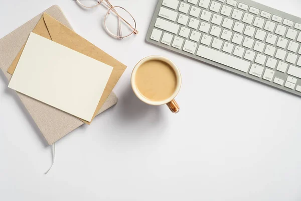 Minimal Feminin Arbetsyta Modernt Skrivbord Med Dator Tangentbord Kaffekopp Glasögon — Stockfoto