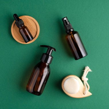 Yeşil arka planda SPA doğal organik kozmetik seti. Cilt bakımı, vücut tedavisi. Sıfır atık, çevre dostu güzellik ürünleri ambalaj tasarımı. Düz yatış, üst görünüm.