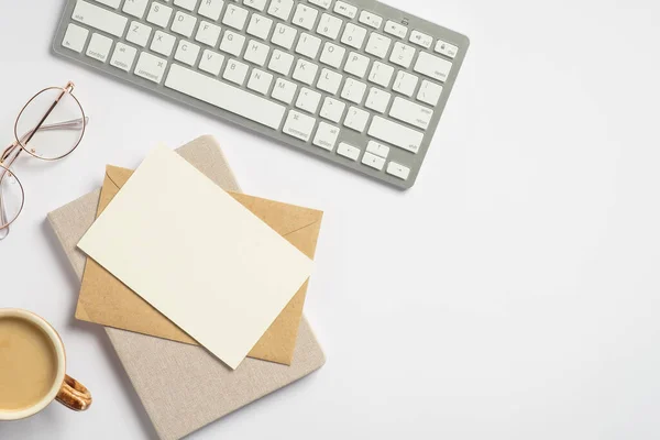 Mesa Mesa Escritório Estilo Minimalista Plana Com Teclado Computador Xícara — Fotografia de Stock